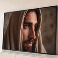 Quadro Decorativo Grande Homem de Capuz para Sala Bege | quadros decorativos para sala | retrato masculino em closeup com capuz de tecido bege e olhos verdes intensos | Porao dos Quadros