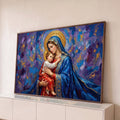 Nossa Senhora abraçando o Menino Jesus com halo dourado e fundo roxo e azul em pinceladas, quadro decorativo