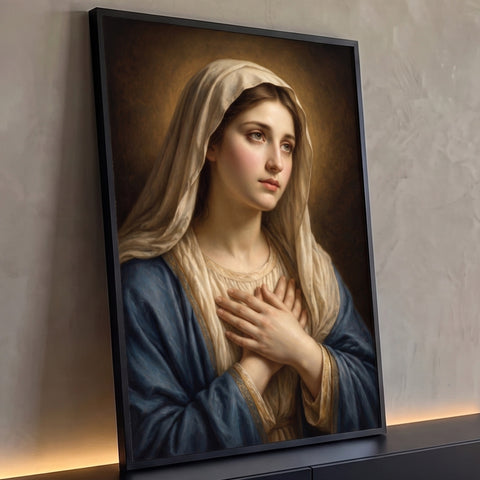 Nossa Senhora com véu bege, manto azul e mãos no peito em pintura a óleo clássica, quadro decorativo