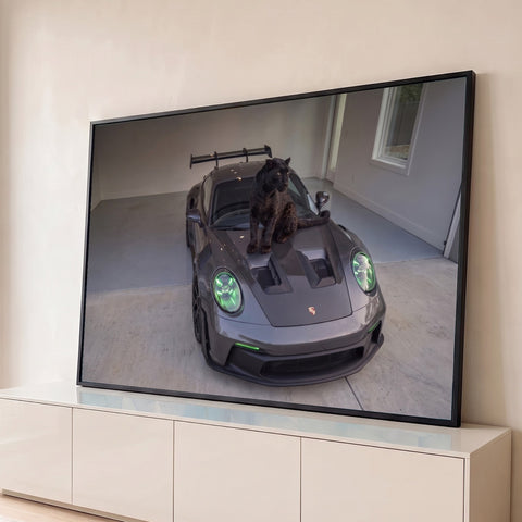 Pantera negra sentada no capô de Porsche cinza com faróis neon verdes em garagem, quadro decorativo