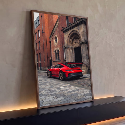 Quadro Decorativo Grande Esportivo para Sala | quadros decorativos para sala | carro esportivo vermelho com aerofólio em rua de paralelepípedos frente a igreja de tijolos | Porao dos Quadros