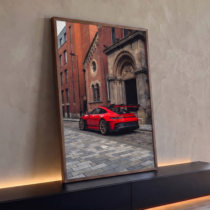 Quadro Decorativo Grande Esportivo para Sala | quadros decorativos para sala | carro esportivo vermelho com aerofólio em rua de paralelepípedos frente a igreja de tijolos | Porao dos Quadros