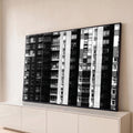 Quadro Decorativo Grande Fachada de Prédios para Sala Preto | quadros decorativos para sala | fachada de prédios em preto e branco com janelas e varandas em padrão geométrico | Porao dos Quadros