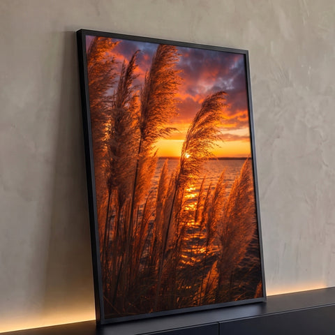 Capim dos pampas iluminado pelo pôr do sol laranja refletido no mar, quadro decorativo