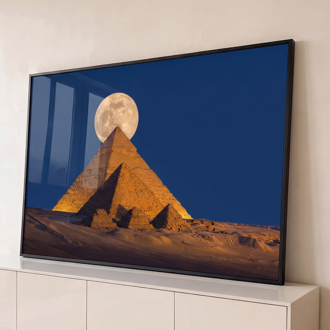 Pirâmides de Gizé iluminadas em dourado com lua cheia no topo e céu azul noturno, quadro decorativo