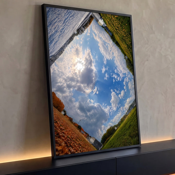 Céu azul com nuvens e sol cercado por neve, campo florido, folhas de outono e grama, quadro decorativo