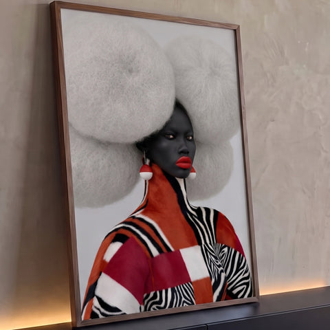 Mulher negra de cabelo prateado volumoso, batom vermelho e casaco zebra vermelho, quadro decorativo
