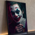 Palhaço de maquiagem borrada e cabelo verde sorrindo com carta curinga, fundo escuro, quadro decorativo
