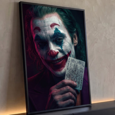 Palhaço de maquiagem borrada e cabelo verde sorrindo com carta curinga, fundo escuro, quadro decorativo