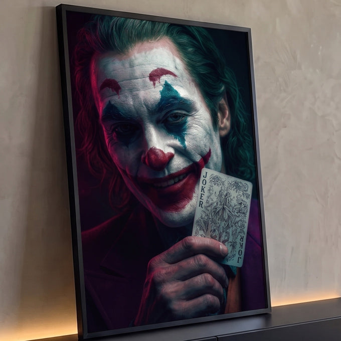 Palhaço de maquiagem borrada e cabelo verde sorrindo com carta curinga, fundo escuro, quadro decorativo