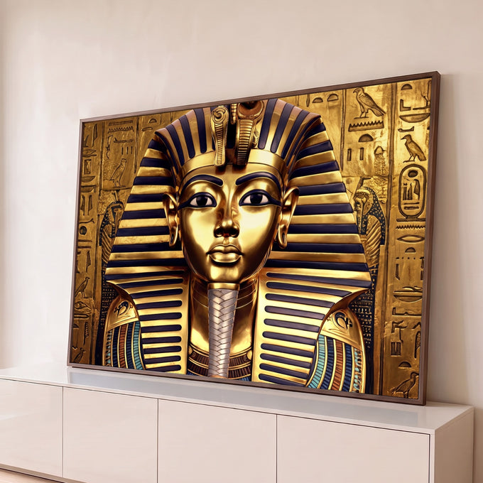 Máscara dourada do faraó Tutancâmon com nemes listrado azul e hieróglifos ao fundo, quadro decorativo