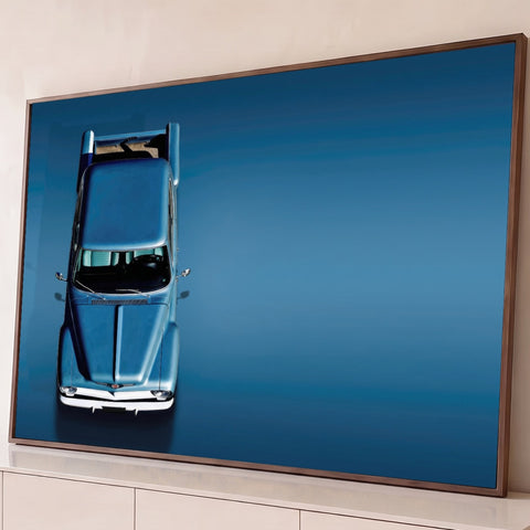 Picape antiga azul metálica vista de cima sobre fundo azul degradê, quadro decorativo