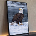 Águia de cabeça branca em pé sobre a neve diante de rio azul acinzentado, pintura realista, quadro decorativo