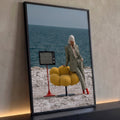 Mulher de terno xadrez e cabelo platinado com poltrona amarela e TV retrô à beira-mar, quadro decorativo