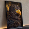 Pintura a óleo de águia em perfil, penas marrons, bico amarelo e fundo dourado, quadro decorativo