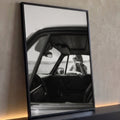 Mulher de óculos escuros na janela de carro clássico, vista de dentro, preto e branco, quadro decorativo
