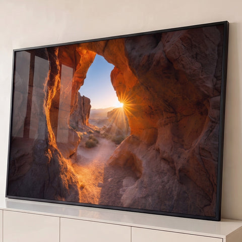 Gruta de rocha laranja com raios de sol entrando pela abertura no deserto, quadro decorativo