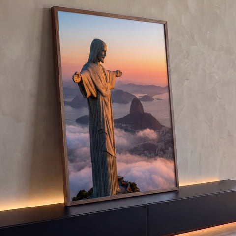 Quadro Decorativo Grande Cristo Redentor de Jesus para Sala | quadros decorativos para sala | estátua do Cristo Redentor de perfil sobre nuvens com Pão de Açúcar ao fundo no pôr do sol | Porao dos Quadros