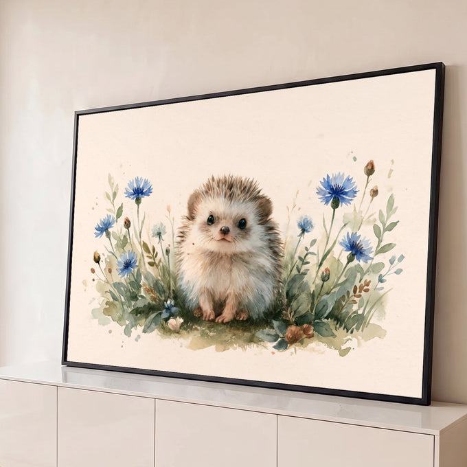 Quadro Decorativo Grande Ouriço de Bebê para Quarto de Bebê | quadros decorativos para sala | ouriço filhote em aquarela cercado por flores azuis e folhagem sobre fundo bege | Porao dos Quadros