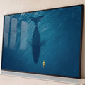 Quadro Decorativo Grande Baleia Vista do Alto para Sala Azul | quadros decorativos para sala | vista aérea de uma baleia nadando ao lado de um caiaque amarelo no mar azul | Porao dos Quadros