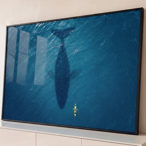 Vista aérea de baleia jubarte sob o mar azul ao lado de um caiaque amarelo, quadro decorativo