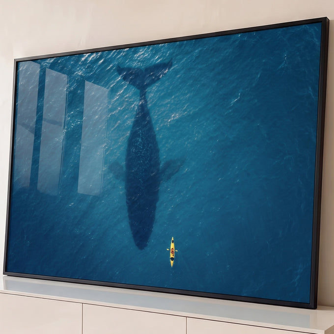 Quadro Decorativo Grande Baleia Vista do Alto para Sala Azul | quadros decorativos para sala | vista aérea de uma baleia nadando ao lado de um caiaque amarelo no mar azul | Porao dos Quadros