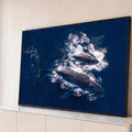 Quadro Decorativo Grande Baleias Jubarte para Sala Azul | quadros decorativos para sala | duas baleias jubarte emergindo do oceano azul com respingos de espuma branca vistas de cima | Porao dos Quadros