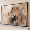 Leão e leoa abraçados em pintura de pinceladas suaves em tons bege e caramelo, quadro decorativo