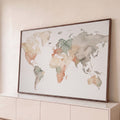 Quadro Decorativo Grande Mapa Mundi Sala para Sala Bege | quadros decorativos para sala | mapa múndi em aquarela com continentes em tons terrosos, verdes e cinzas suaves | Porao dos Quadros