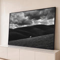 Quadro Decorativo Grande Ovelha Solitária para Sala Preto | quadros decorativos para sala | ovelha branca solitária em colina de grama com fundo de morros escuros e céu nublado dramático | Porao dos Quadros