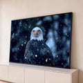 Águia de cabeça branca de frente sob neve caindo em fundo azul escuro desfocado, quadro decorativo