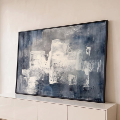 Pintura abstrata com blocos brancos em pinceladas texturizadas sobre fundo azul-cinza, quadro decorativo