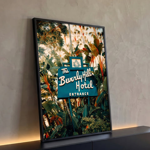 Placa retrô do Beverly Hills Hotel entre palmeiras e folhagem tropical verde, quadro decorativo