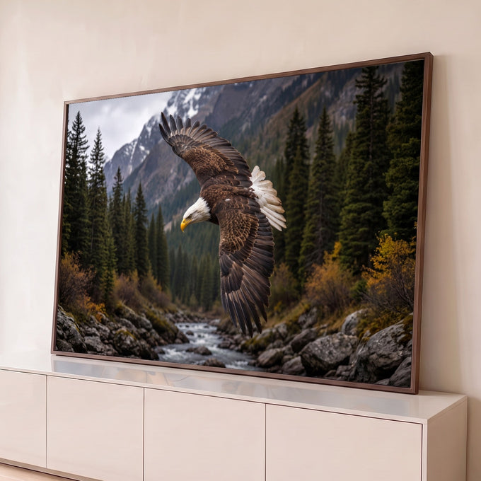 Quadro Decorativo Grande Águia Americana Marrom para Sala | quadros decorativos para sala | águia de cabeça branca voando com asas abertas sobre vale montanhoso e floresta | Porao dos Quadros