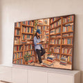 Pintura em aquarela de mulher de boné azul lendo um livro entre estantes de biblioteca, quadro decorativo