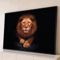 Quadro Decorativo Grande Leão com Juba Marrom para Sala | quadros decorativos para sala | leão de juba dourada avançando com patas estendidas sobre fundo preto | Porao dos Quadros