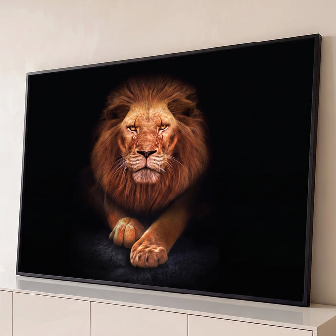 Quadro Decorativo Grande Leão com Juba Marrom para Sala | quadros decorativos para sala | leão de juba dourada avançando com patas estendidas sobre fundo preto | Porao dos Quadros