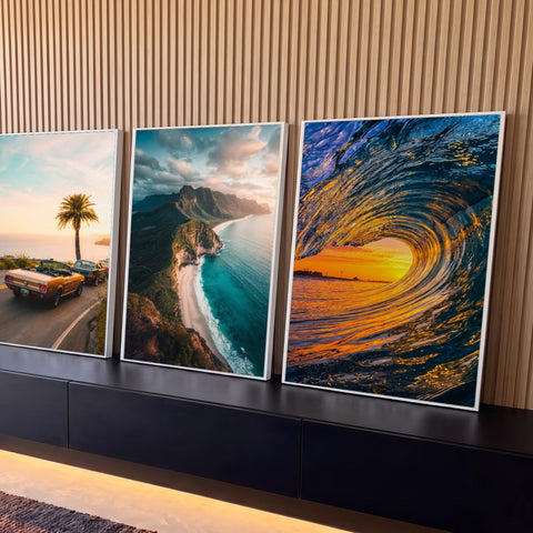 Quadro Decorativo Kit 3 Telas Praia Litoral para Sala | quadros decorativos para sala | tríptico com carro vintage à beira-mar, penhascos verdes e onda dourada ao entardecer | Porao dos Quadros