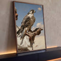 Quadro Decorativo Falcão Pousado na Luva do Falcoeiro | quadros decorativos para sala | falcão malhado pousado em luva de couro com deserto e céu ao fundo | Porao dos Quadros