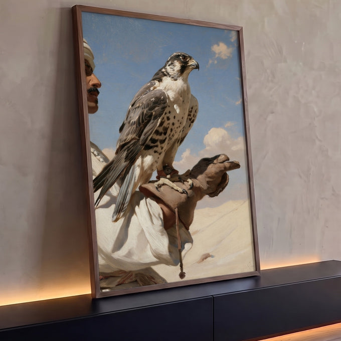 Quadro Decorativo Falcão Pousado na Luva do Falcoeiro | quadros decorativos para sala | falcão malhado pousado em luva de couro com deserto e céu ao fundo | Porao dos Quadros