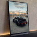 Porsche 911 preto widebody estacionado em terraço com skyline de Nova York ao fundo, quadro decorativo
