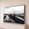 Quadro Decorativo Grande Cavalos para Sala Preto | quadros decorativos para sala | cavalos caminhando em areia vulcânica preta com riachos e montanha ao fundo | Porao dos Quadros
