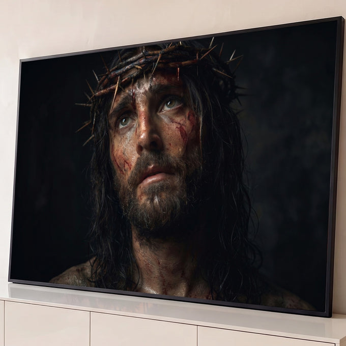 Jesus Cristo com coroa de espinhos e rosto ferido olhando para cima em fundo escuro, quadro decorativo