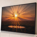 Quadro Decorativo Grande Antílopes ao Pôr do Sol para Sala | quadros decorativos para sala | antílopes bebendo água em lagoa sob raios de sol laranja na savana | Porao dos Quadros