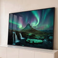 Quadro Decorativo Grande Paisagem Aurora para Sala Verde | quadros decorativos para sala | montanha cônica sob aurora boreal verde e roxa com cachoeira em primeiro plano | Porao dos Quadros