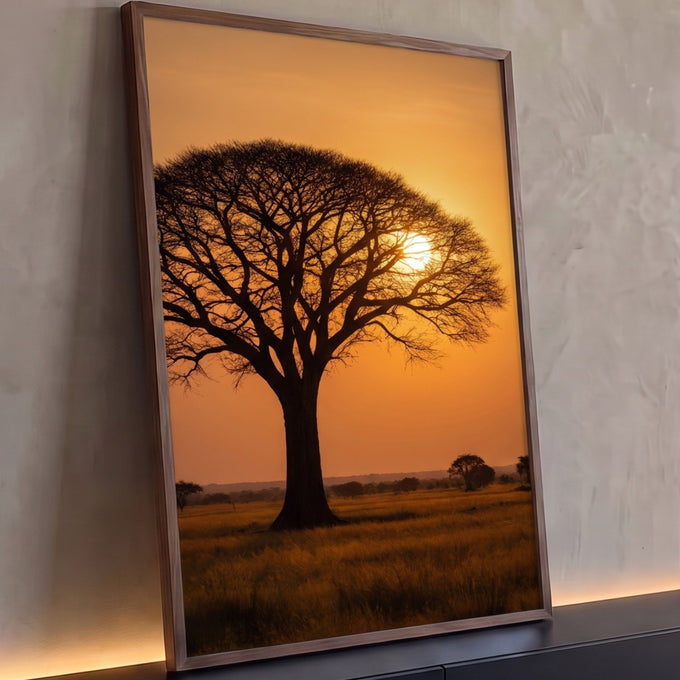 Acácia em silhueta contra sol poente laranja sobre campo dourado da savana africana, quadro decorativo