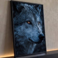 Close de lobo em perfil com olhos âmbar e pelagem cinza azulada sobre fundo escuro, quadro decorativo