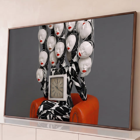 Figura surreal com máscaras de lábios vermelhos presas por fios e relógio antigo em poltrona, quadro decorativo