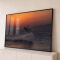 Quadro Decorativo Grande Kitesurf ao Pôr do Sol para Sala | quadros decorativos para sala | kitesurfista em silhueta saltando sobre o mar ao pôr do sol laranja intenso | Porao dos Quadros