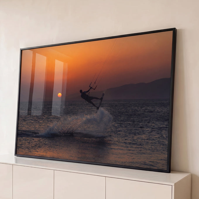 Quadro Decorativo Grande Kitesurf ao Pôr do Sol para Sala | quadros decorativos para sala | kitesurfista em silhueta saltando sobre o mar ao pôr do sol laranja intenso | Porao dos Quadros